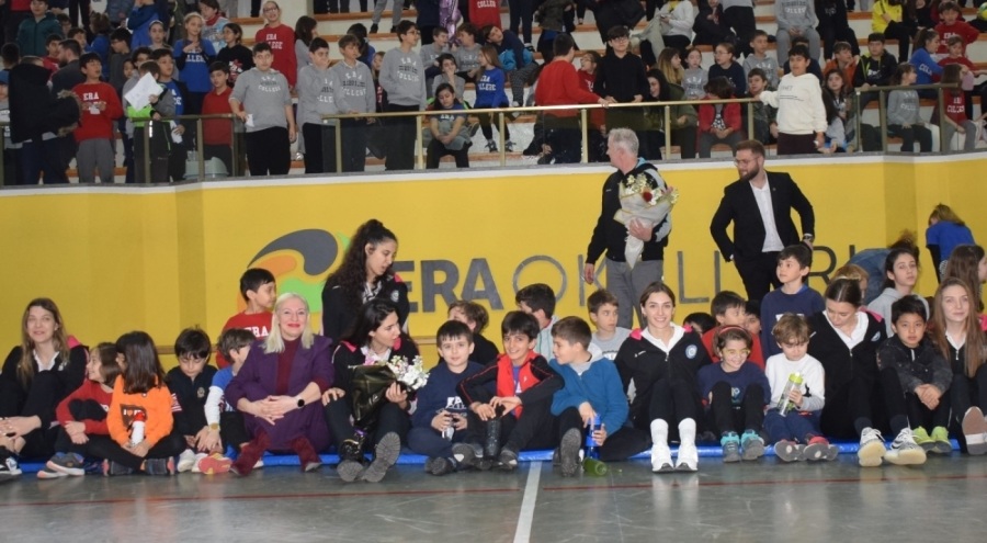 Bursa Nilüfer Belediyespor Kadın Voleybol Takımı öğrencilerle bir araya geldi