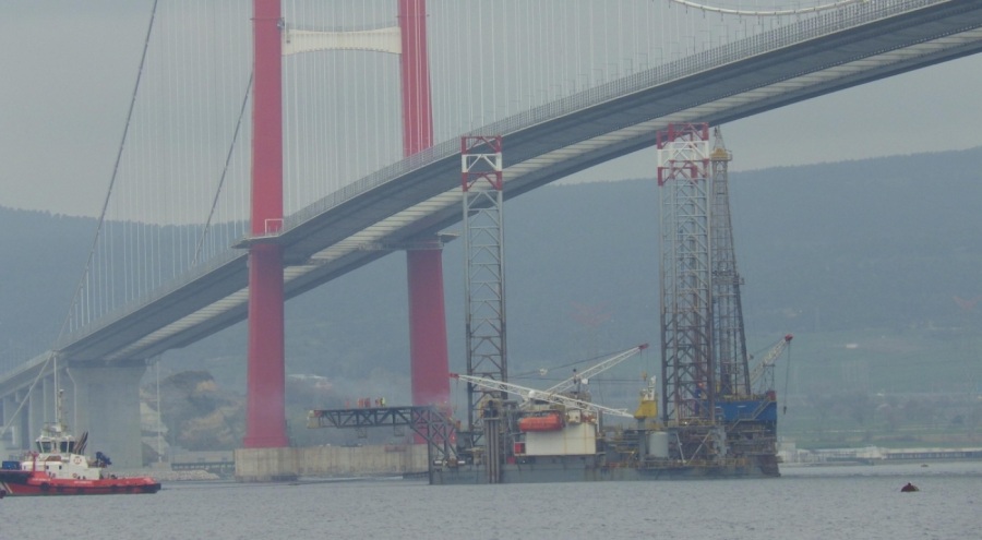 120 metrelik platform, 67 metreye indirilerek Çanakkale Köprüsü altından geçti