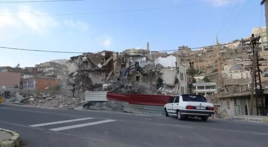 Mardin'de tarihi dokuyu bozan binanın yıkım işlemleri sürüyor