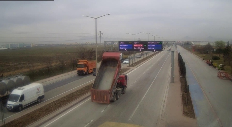Kamyonunun açık unutulan damperinin çarptığı yön levhası devrildi