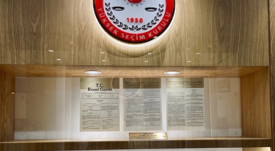Türkiye'nin seçim tarihinde kullanılan eşyalar sergileniyor
