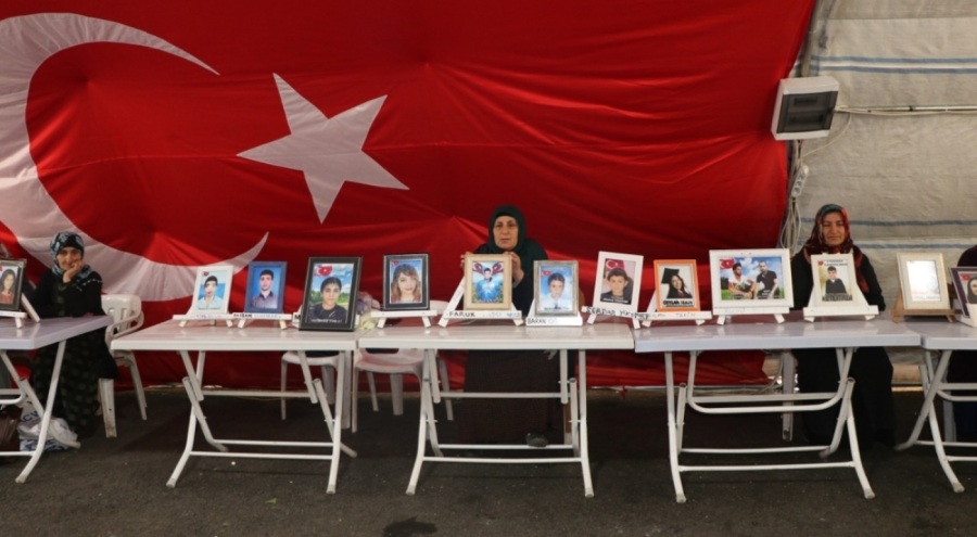 Diyarbakır'da anneler ramazanı evlat nöbetinde karşıladı