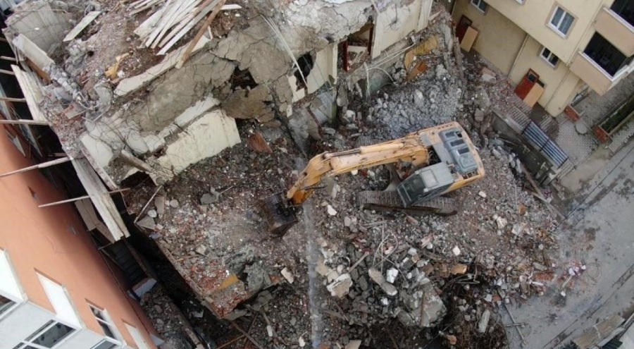 İstanbul'da iş makinasının bir bölümü enkazda kaldı