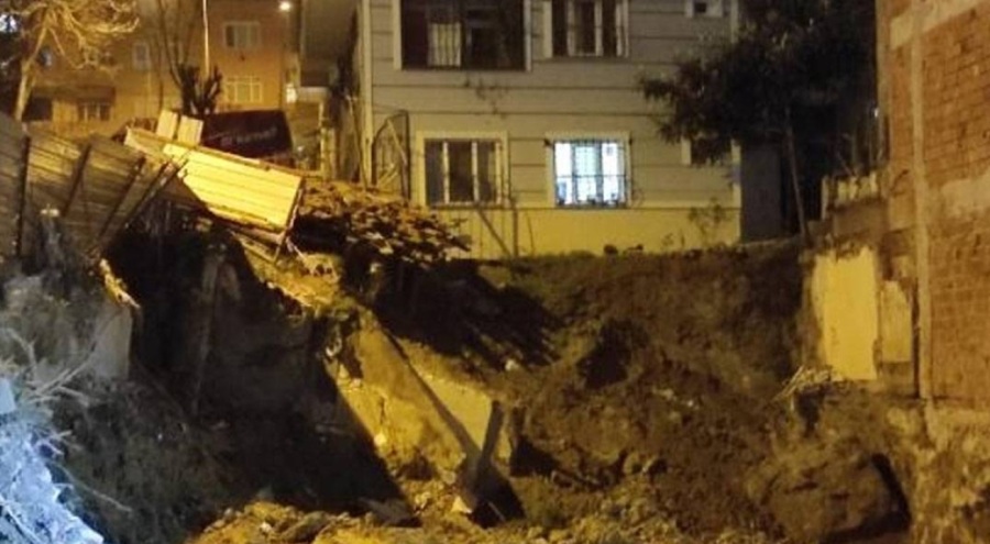 İnşaatın istinat duvarı çöktü, tedbir amaçlı bir bina boşaltıldı