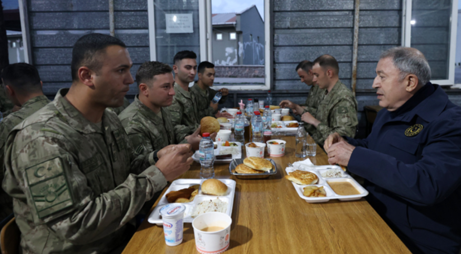 Bakan Akar ilk iftarı Mehmetçik ile yaptı