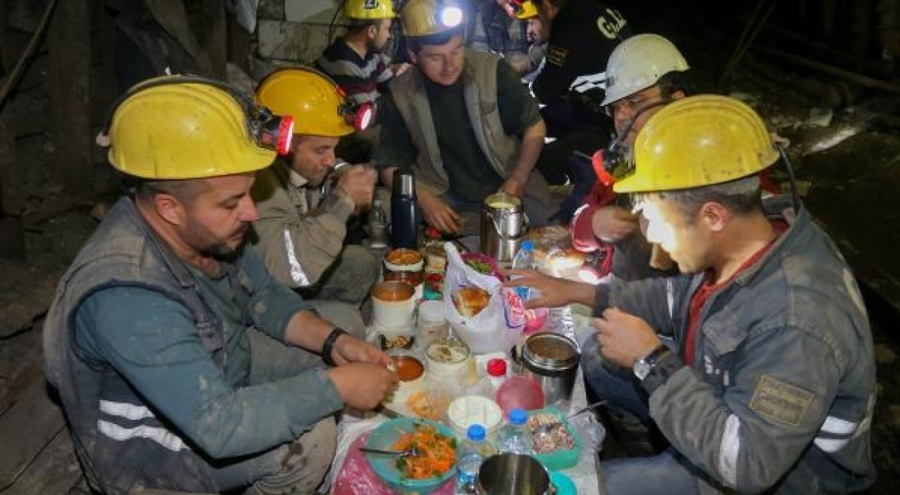 Yerin 300 metre altında ilk iftar