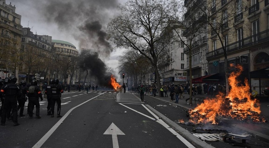 Fransa'da 1 milyondan fazla kişi sokağa indi