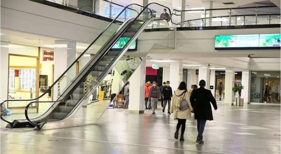 Deprem korkusu AVM'leri etkiledi