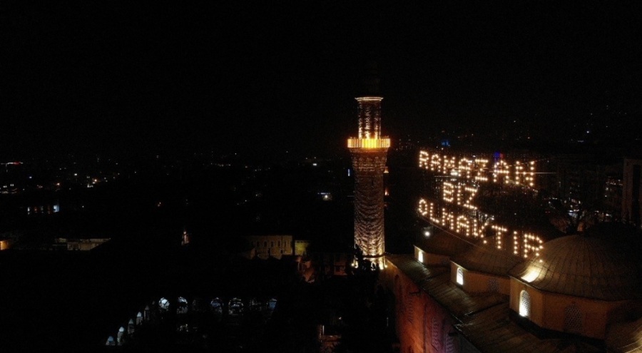 Bursa Ulu Cami'ye asılan mahya geceyi aydınlattı
