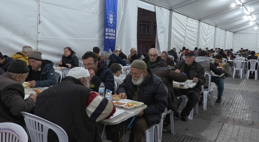 Bursa'da vatandaşlar iftar sofrasında birleşti