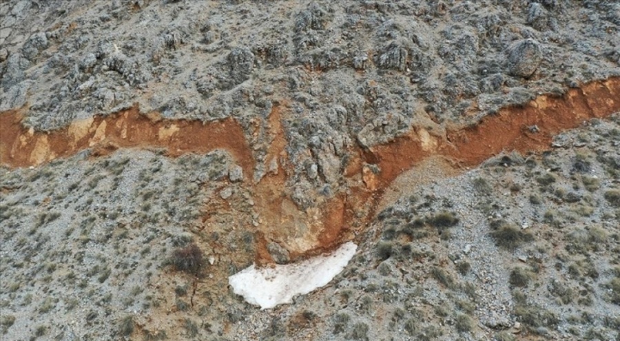 Karlar eriyince dağdaki yarıklar ve çökmeler gözlendi