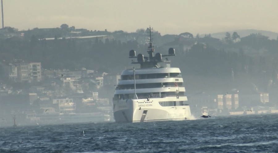 4 katlı yat İstanbul'a demirledi