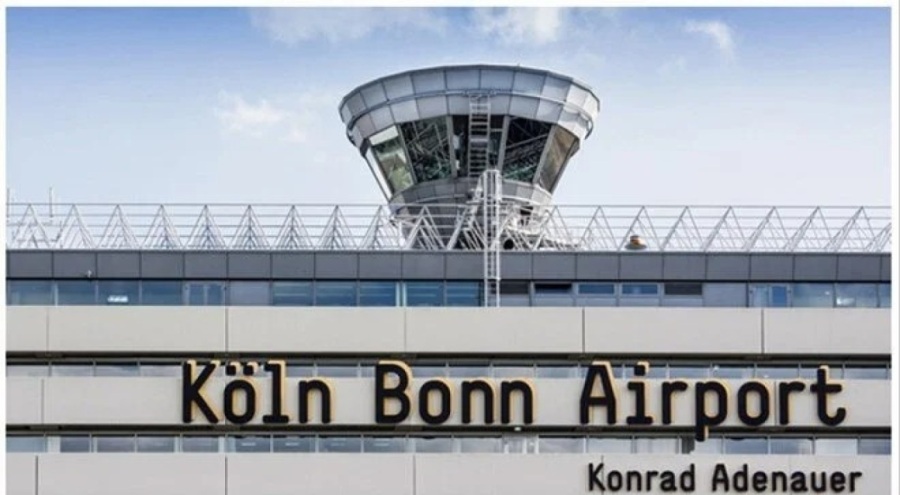 Köln Bonn Havalimanı'nda bir araç kalabalığın arasına daldı