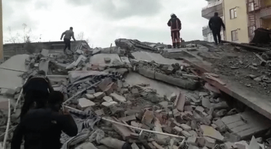 Malatya'da 5 katlı bir bina yerle bir oldu