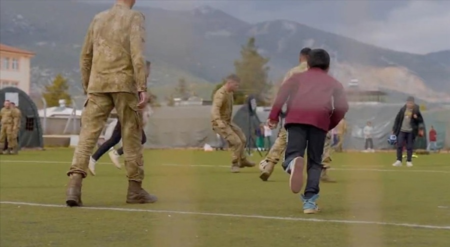 Mehmetçik Okulu'ndaki afetzede öğrenciler askerlerle futbol oynadı