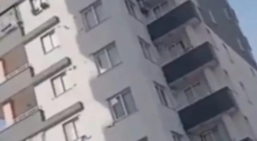 Ağır hasarlı binaya sipariş götüren kurye: 35 TL'ye canımı mı vereyim?