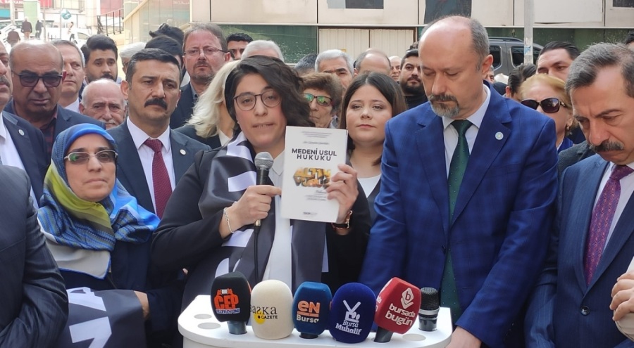 Şeyda Şahin kitabının tüm gelirini depremzedelere bağışladı