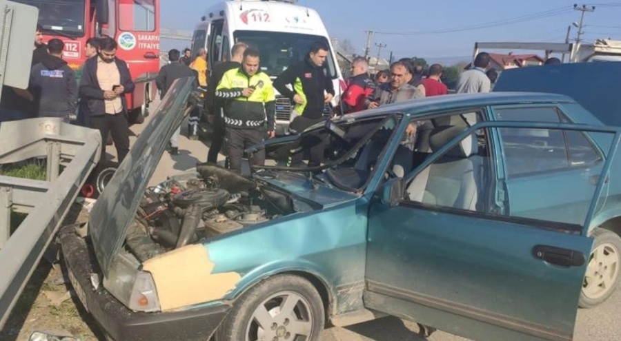 Sakarya'da otomobil bariyerlere çarparak, kağıt gibi ezildi