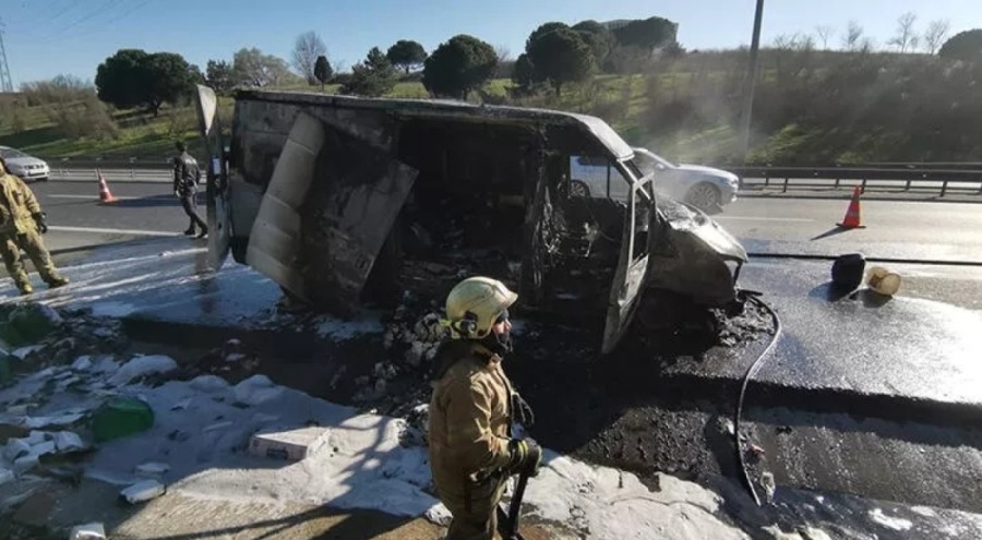 Seyir halindeki panelvan alev alev yandı