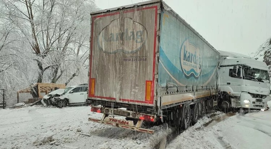 Kar yağışı kazaya sebep oldu: 2 yaralı