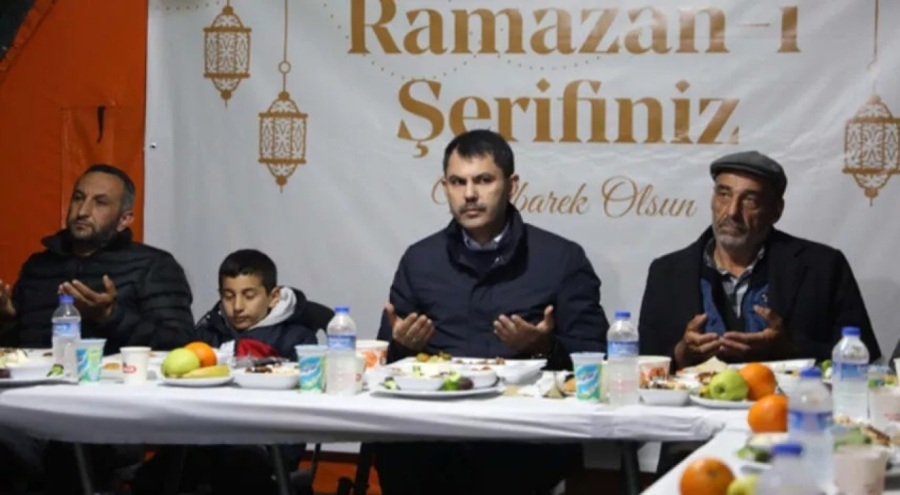 Bakan Murat Kurum, depremzedelerle iftar yaptı