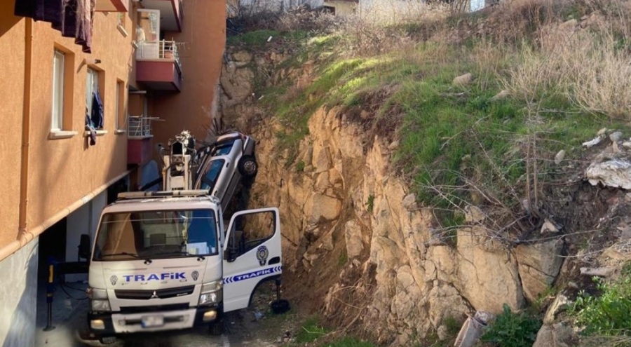 Kontrolden çıkan otomobil, bina boşluğuna uçtu! 5 yaralı