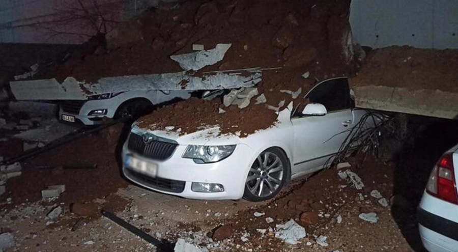 Yozgat'ta istinat duvarı çöktü, 11 otomobil kullanılamaz hale geldi!