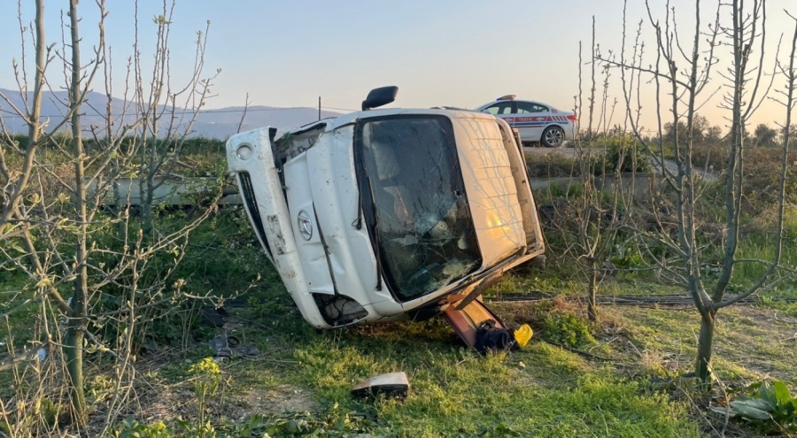 Bursa'da kontrolden çıkan araç şarampole uçtu: 2 kişi yaralandı