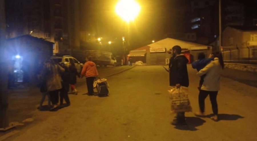 Hakkari'de 3 büyüklüğünde korkutan deprem!