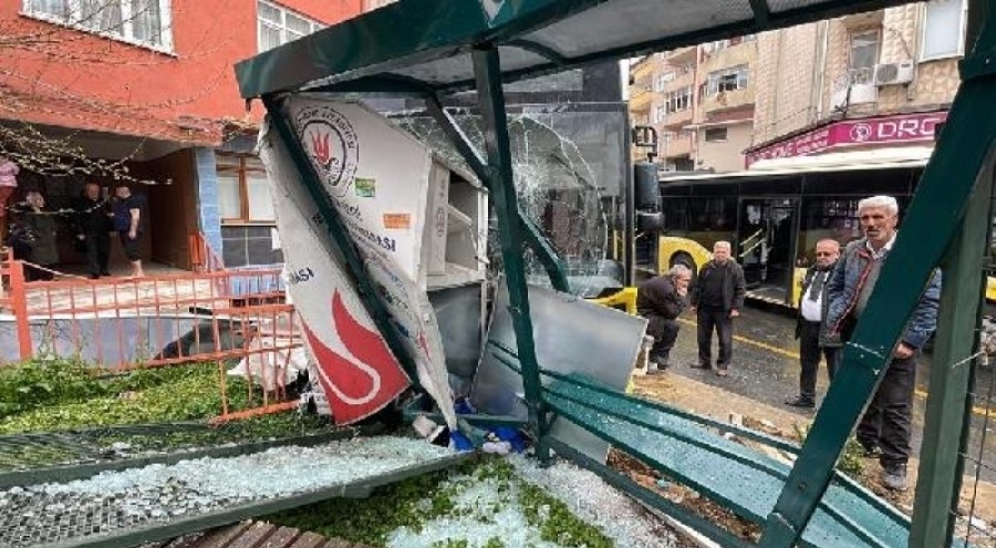 İstanbul'da halk otobüsü durağa çarptı!