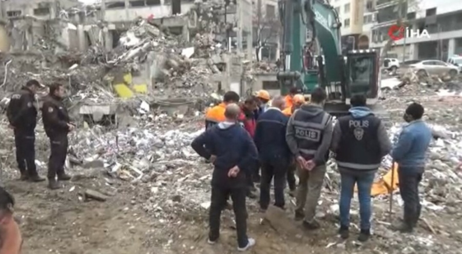 Depremin 49'uncu gününde enkazdan kadın cesedi çıkartıldı