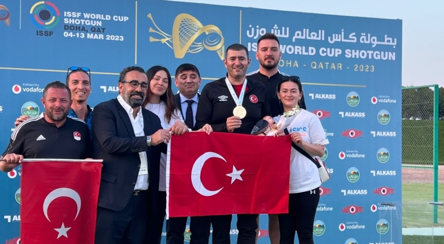 Bursa'da beden eğitimi öğretmenliği yapan milli atıcı altın madalyanın sahibi oldu