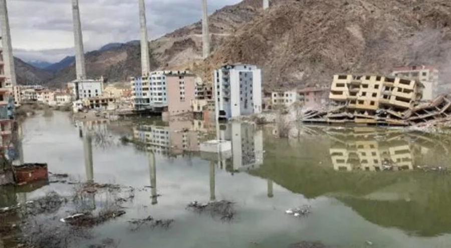 Yusufeli'nde baraj suları terk edilen binalara taştı