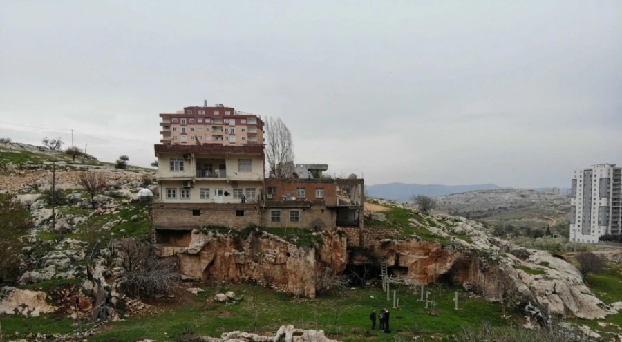 Mardin'de mağaranın üzerine 3 katlı ev!