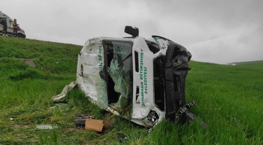 Cenaze nakil aracı devrildi! 4 yaralı