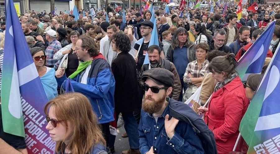 Fransa'da göstericiler Louvre Müzesi'nin girişini kapattı