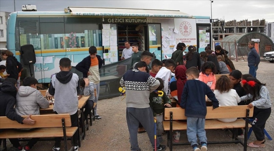 Deprem bölgesinde Gezici Kütüphaneler hizmet sağlıyor