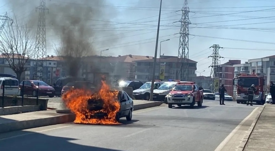 Yeni aldığı araç yola çıktıktan 10 dakika sonra alev topuna döndü