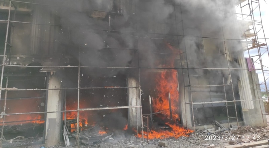 Diyarbakır'da inşaat halindeki 4 katlı binada yangın