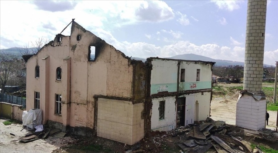 303 yıllık cami yangında kullanılamaz hale geldi