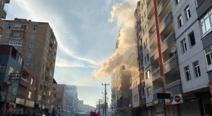 Diyarbakır'da ağır hasarlı apartmanda yangın çıktı