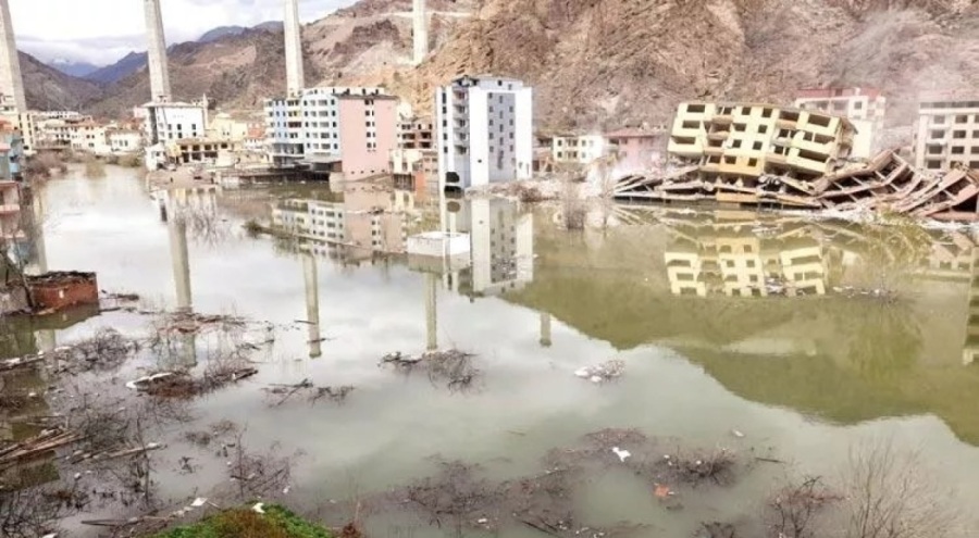 Terk edilen binalar sular altında kaldı