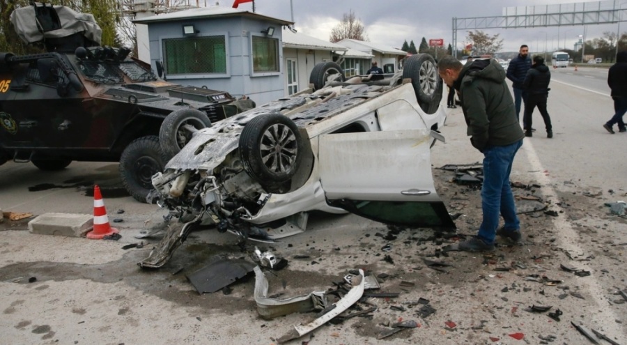 Uygulama noktasında polis aracına çarptı: 5'i polis 6 kişi yaralandı