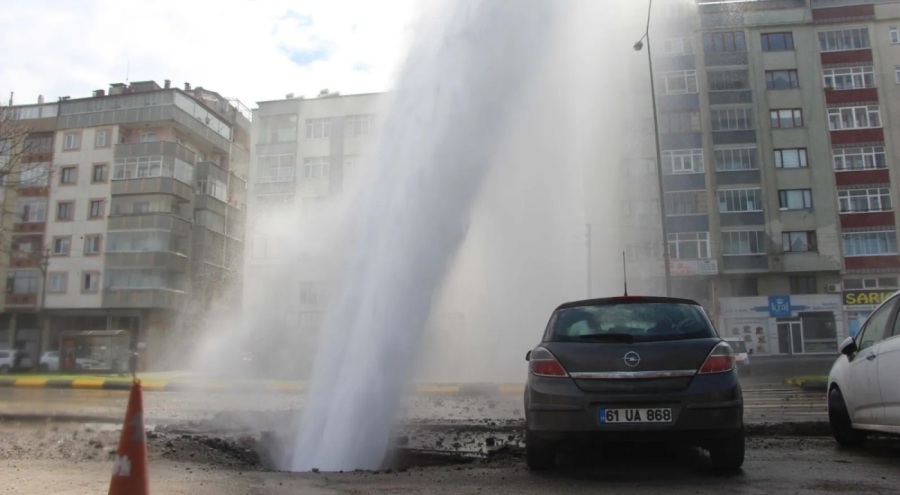 Trabzon'da yol patladı!