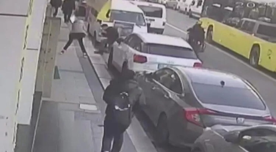 İstanbul'da kaldırımda yürüyen kadın silahla yaralandı