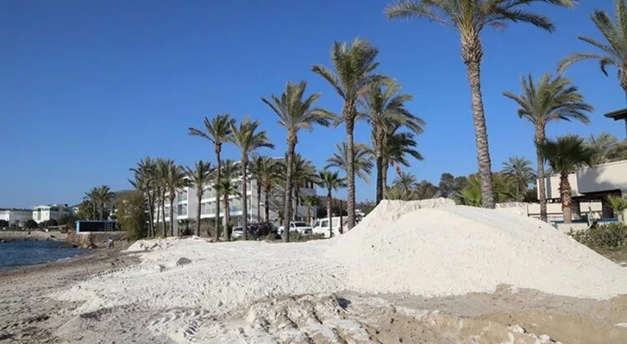 Bodrum'da sahile dökülen beyaz kumu belediye ekipleri kaldırdı