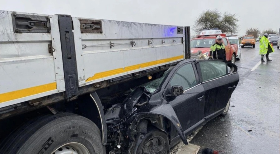 Tekirdağ'da otomobil tırın altına girdi: 5 yaralı