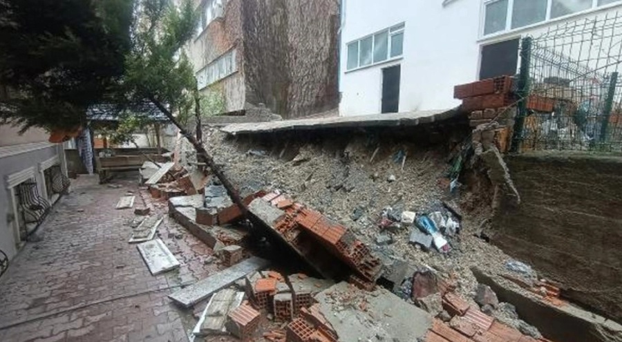 Beylikdüzü'nde devam eden yağış nedeniyle bahçe duvarı çöktü