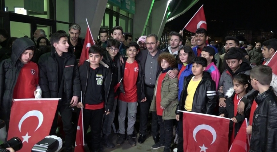 Bursa'da depremzede çocuklardan milli takıma destek