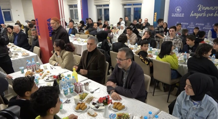 Bakan Kasapoğlu, Bursa'da depremzedelerle iftar yaptı